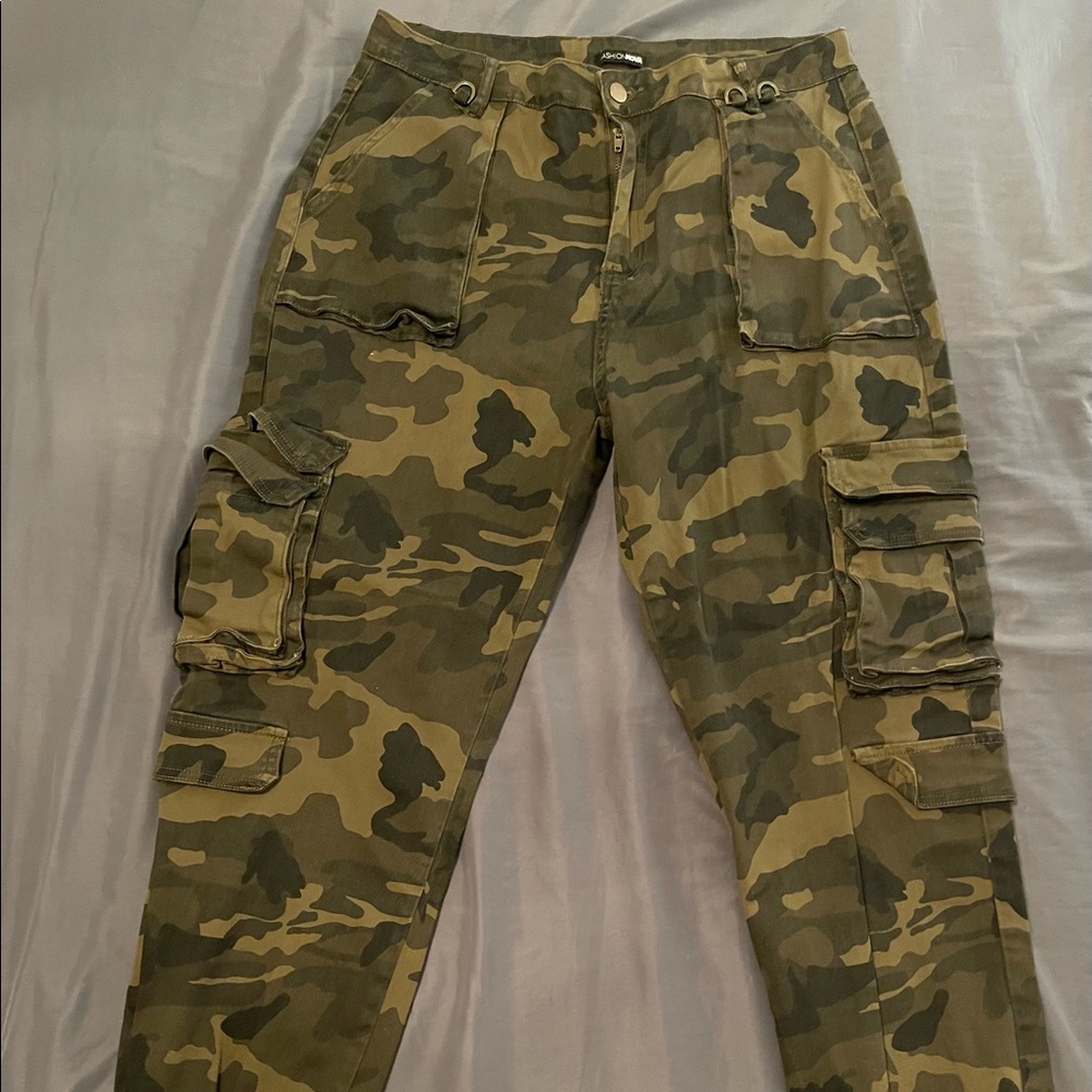 FashionNova Camo Cargo Pants Size: 1x